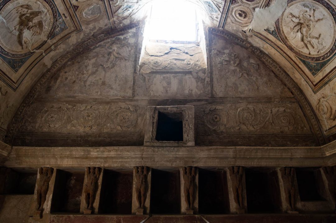 les thermes du Forum - stuc des vestiaires - à Pompei